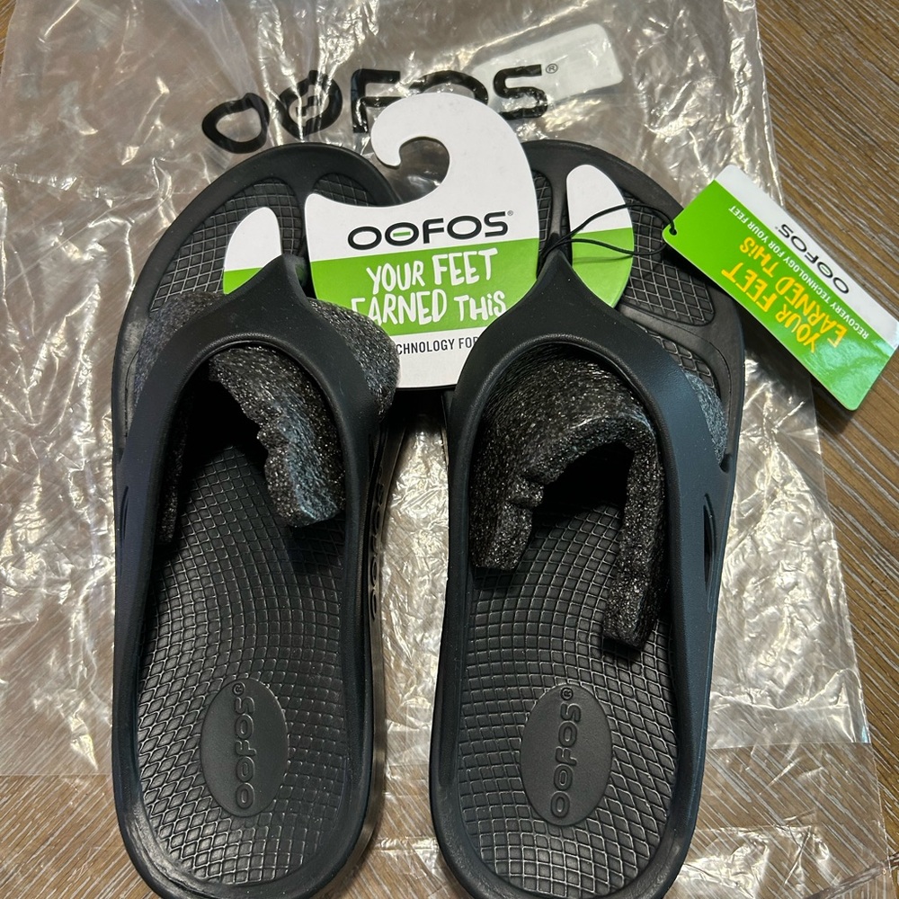 OOFOS Black Flip Flops Size 9 Women’s 7 Men’s